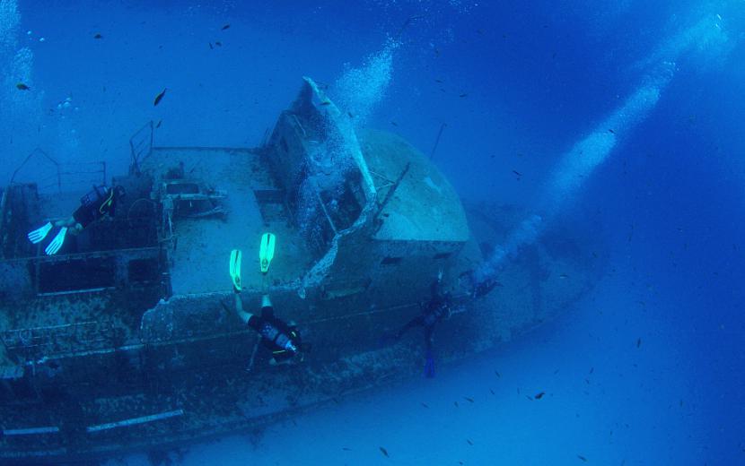 divers on the shipwreck underwater