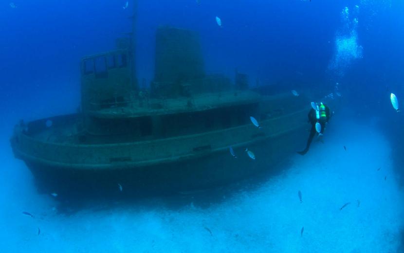 divers on the Rozi wreck