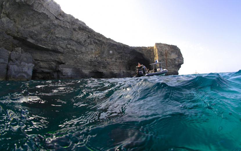 dive boat in front of smugglers cove