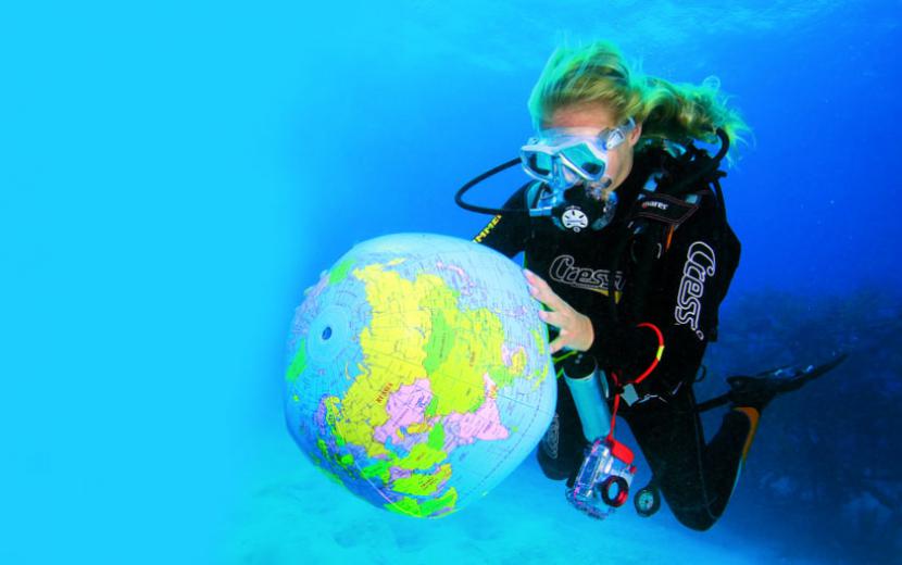 PADI referral student holding the globe under the water