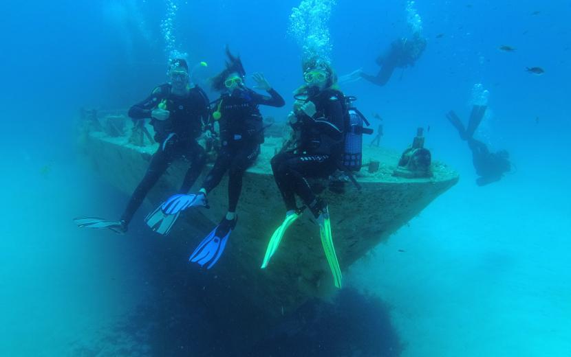 divers on P31 wreck