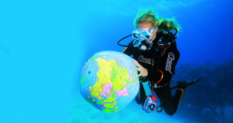 PADI referral student holding the globe under the water